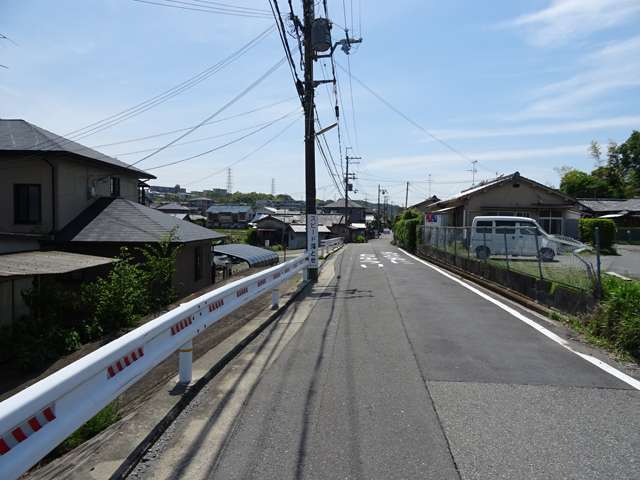 住宅地の中に田畑が多く残されています。