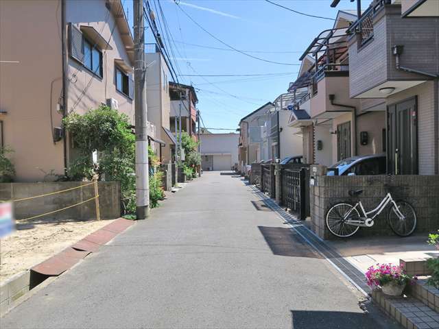 町の北西部を北方向から見た景色。阪急「茨木市」駅から近いですが、一戸建てが中心に並んでいます。