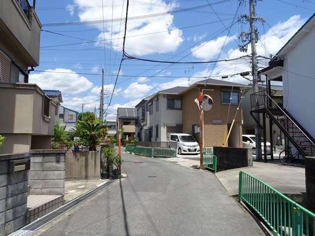 町の東部を南方向から見た景色。街路は道幅が狭くやや曲がりくねっています。