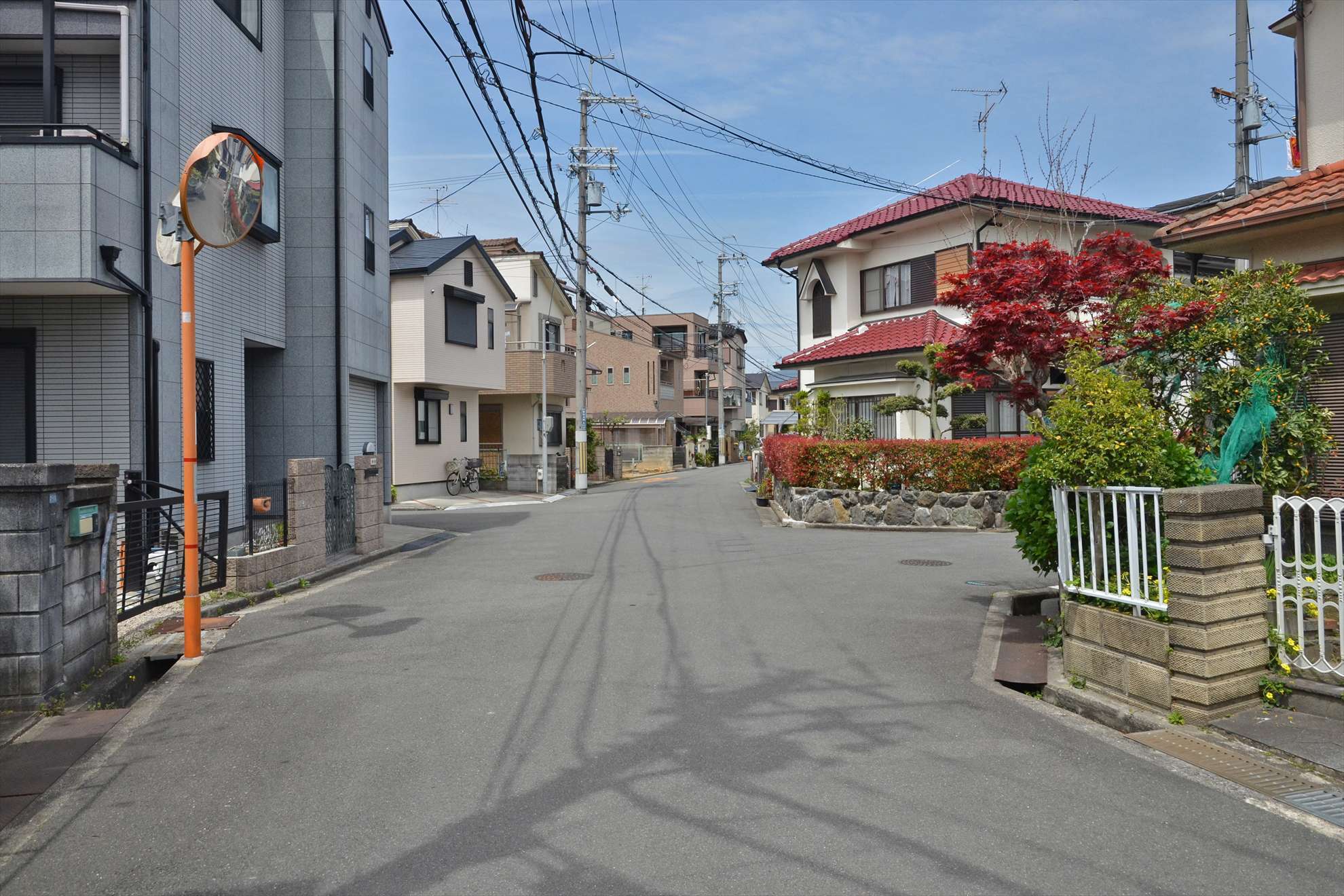 町の南部を南方向から見た景色。区画の整った街路が多いです。