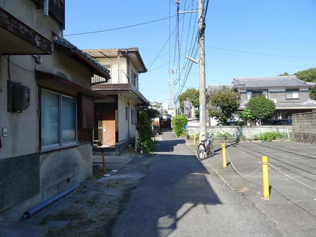 町の西部を南方向から見た景色。道幅の狭い街路沿いに一戸建てが並んでいます。