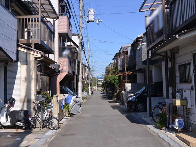 町の中央部を南方向から見た景色。道幅の狭い街路が多いです。