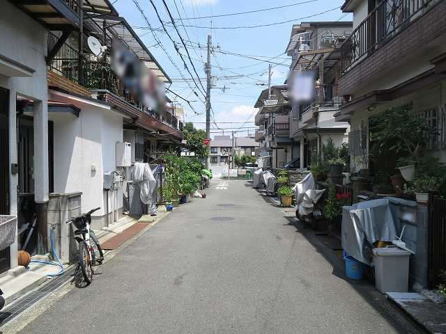 町の北部を西方向から見た景色。一戸建てが多く並んでいます。