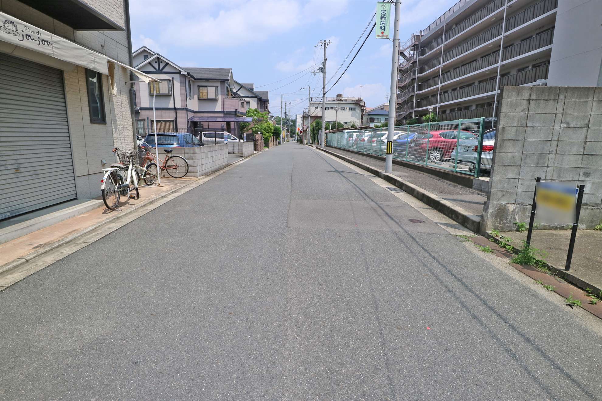 一戸建てやマンションなどが混在しています。