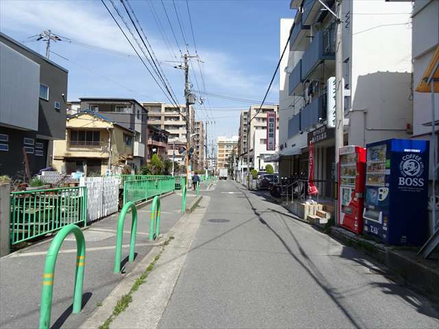 町の南部を南方向から見た景色。道幅はやや狭いところが多いです。