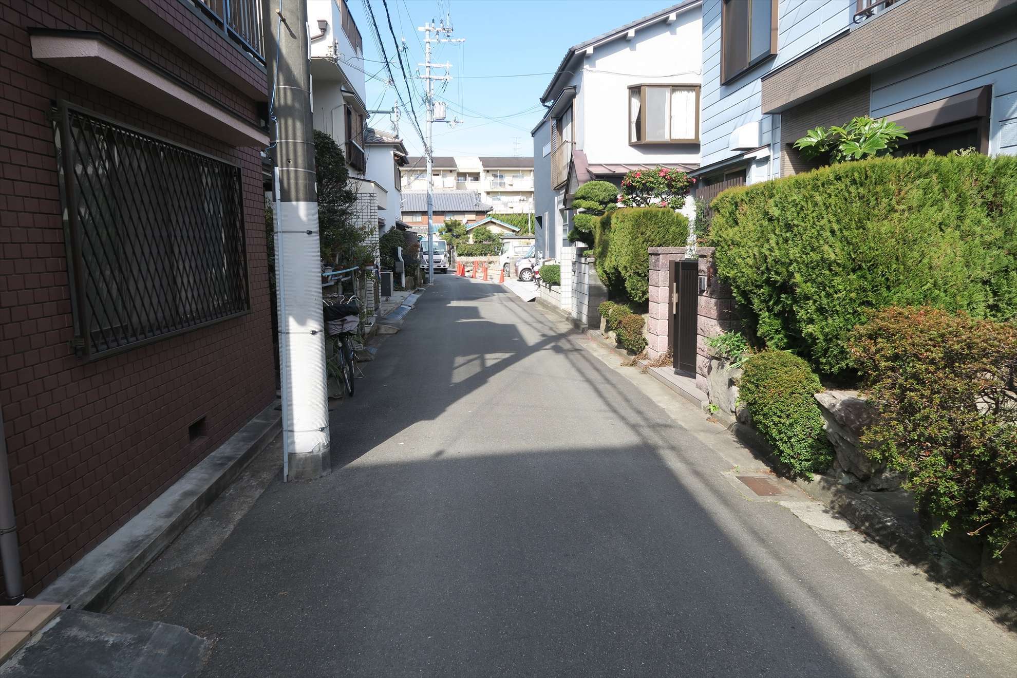 一戸建てが立ち並ぶエリアは、道幅が狭目です。