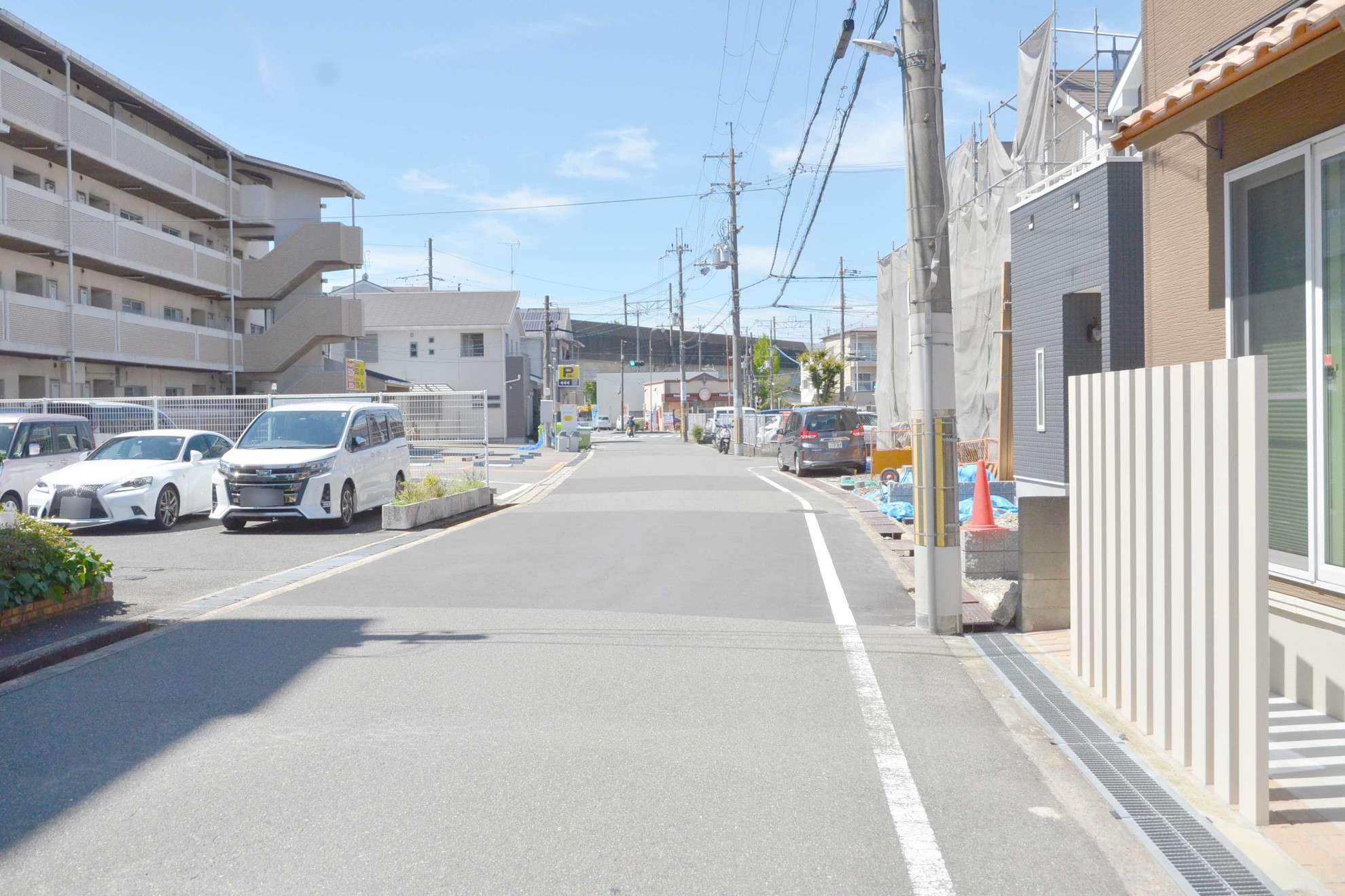 一戸建てやマンションなどの住宅の他、店舗や事務所も混在する町です。