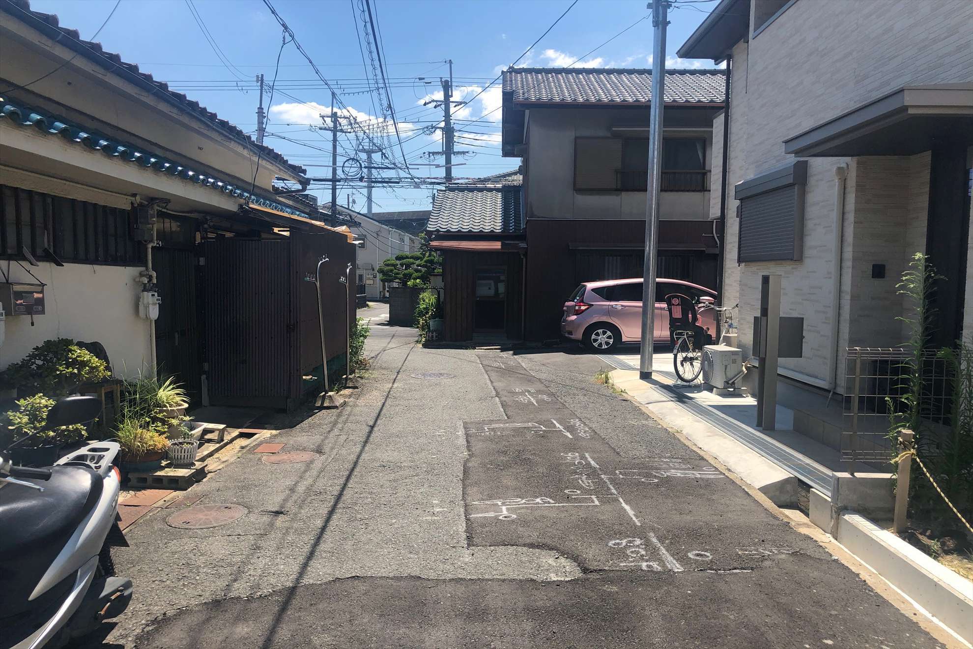 道幅は狭く入り組んだ印象の街並みです。