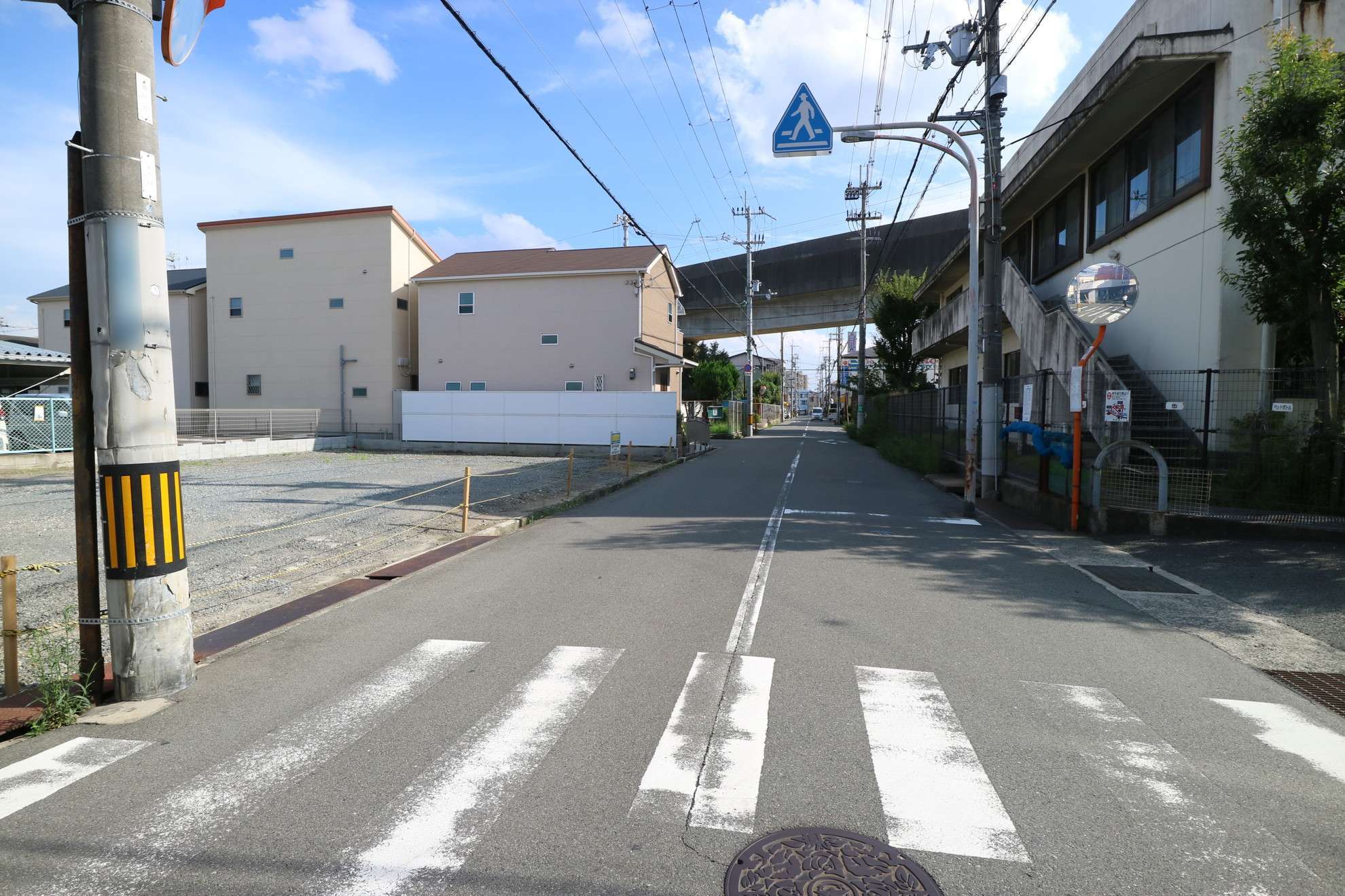 町の南側を鉄道の高架が通っています。