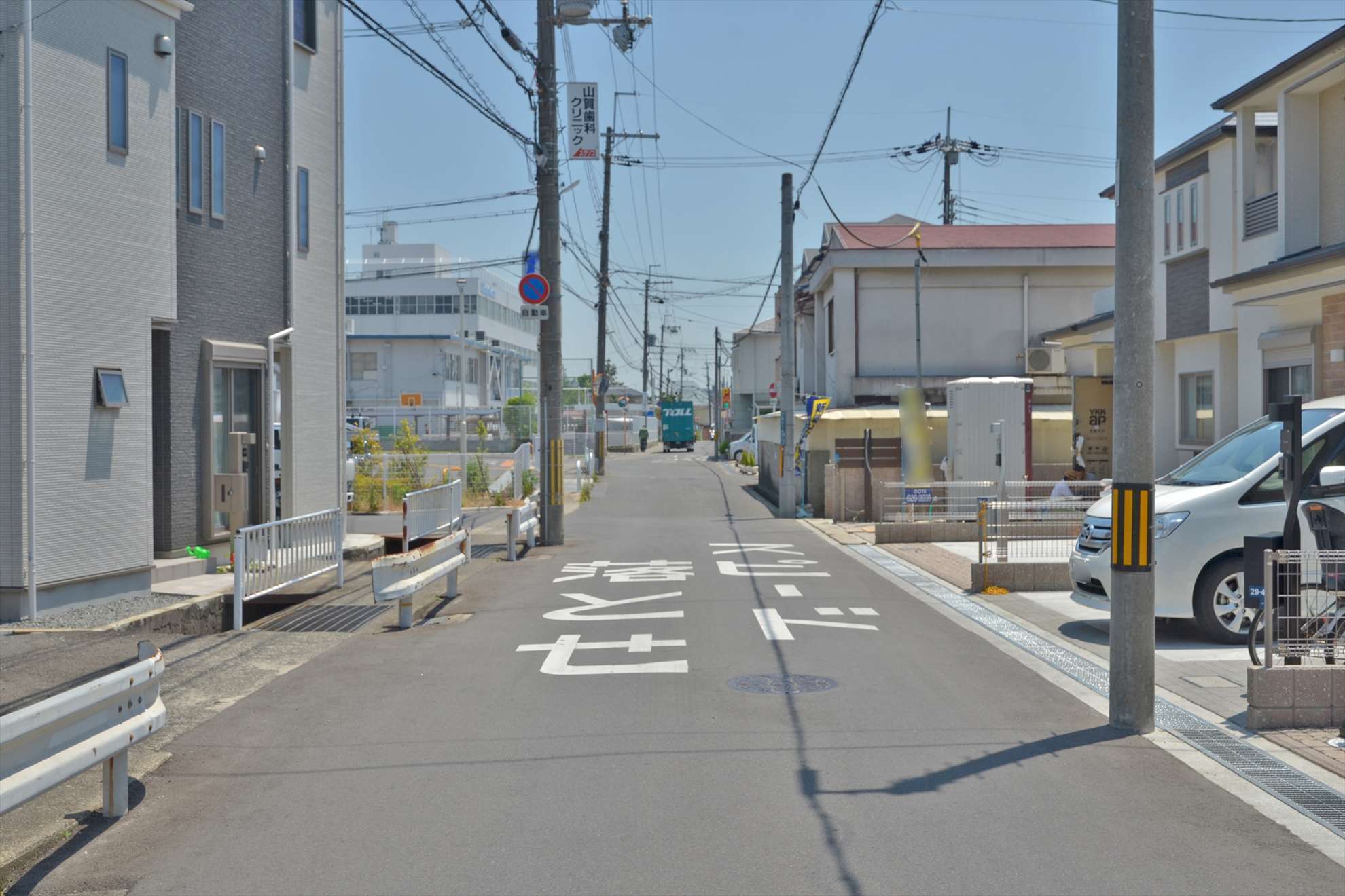 町の東部を北方向から見た景色。北部には団地や工場が多く見られます。