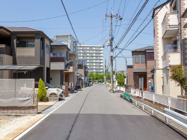 町の東部を南方向から見た景色。町の南部は一戸建てが多く並び、北部はマンションが並んでいます。