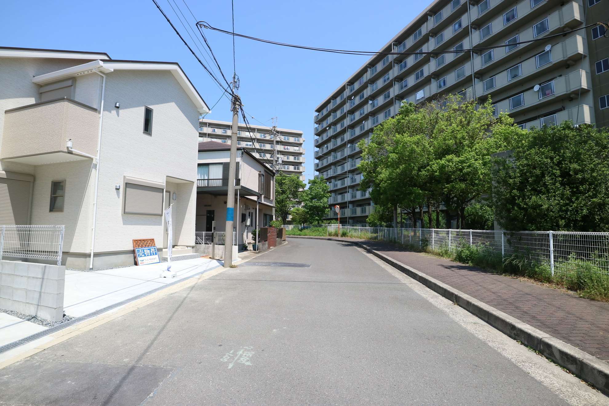 町の南部を南方向から見た景色。町の中には大規模マンションが数棟あります。