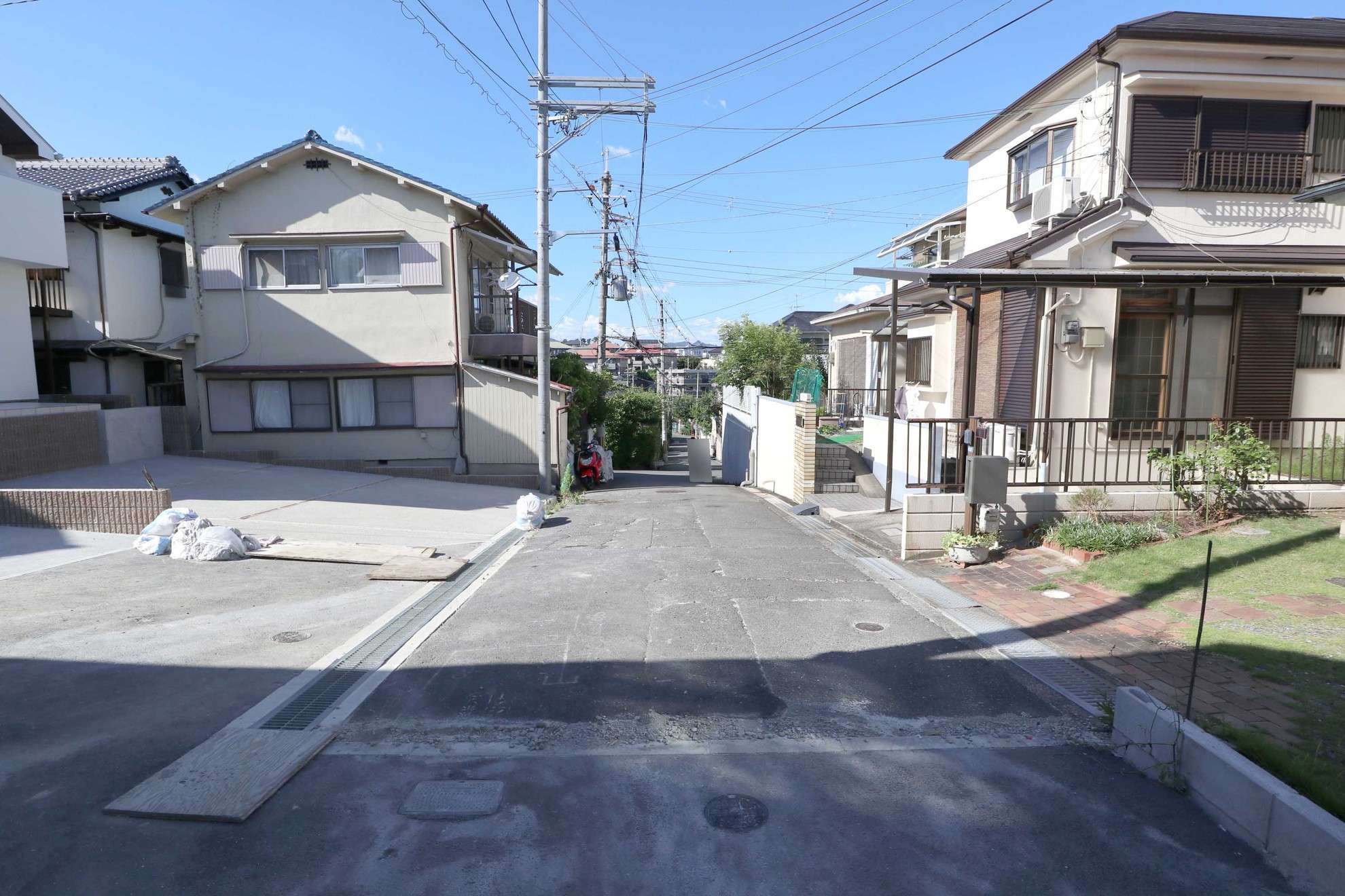 第1種低層住居専用地域に指定され、一戸建てが中心に並んでいます。