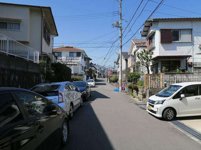 町の北部を東方向から見た景色。第1種低層住居専用地域のところが中心で、一戸建てが多く並んでいます。