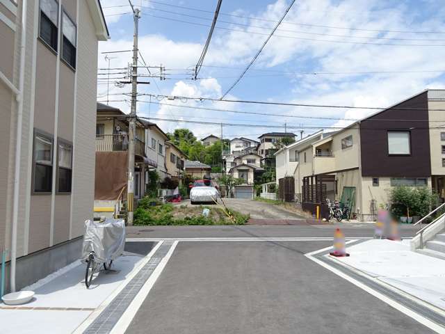 町の北部を南西方向から見た景色。丘陵地が広がり、高台にも住宅が見られます。
