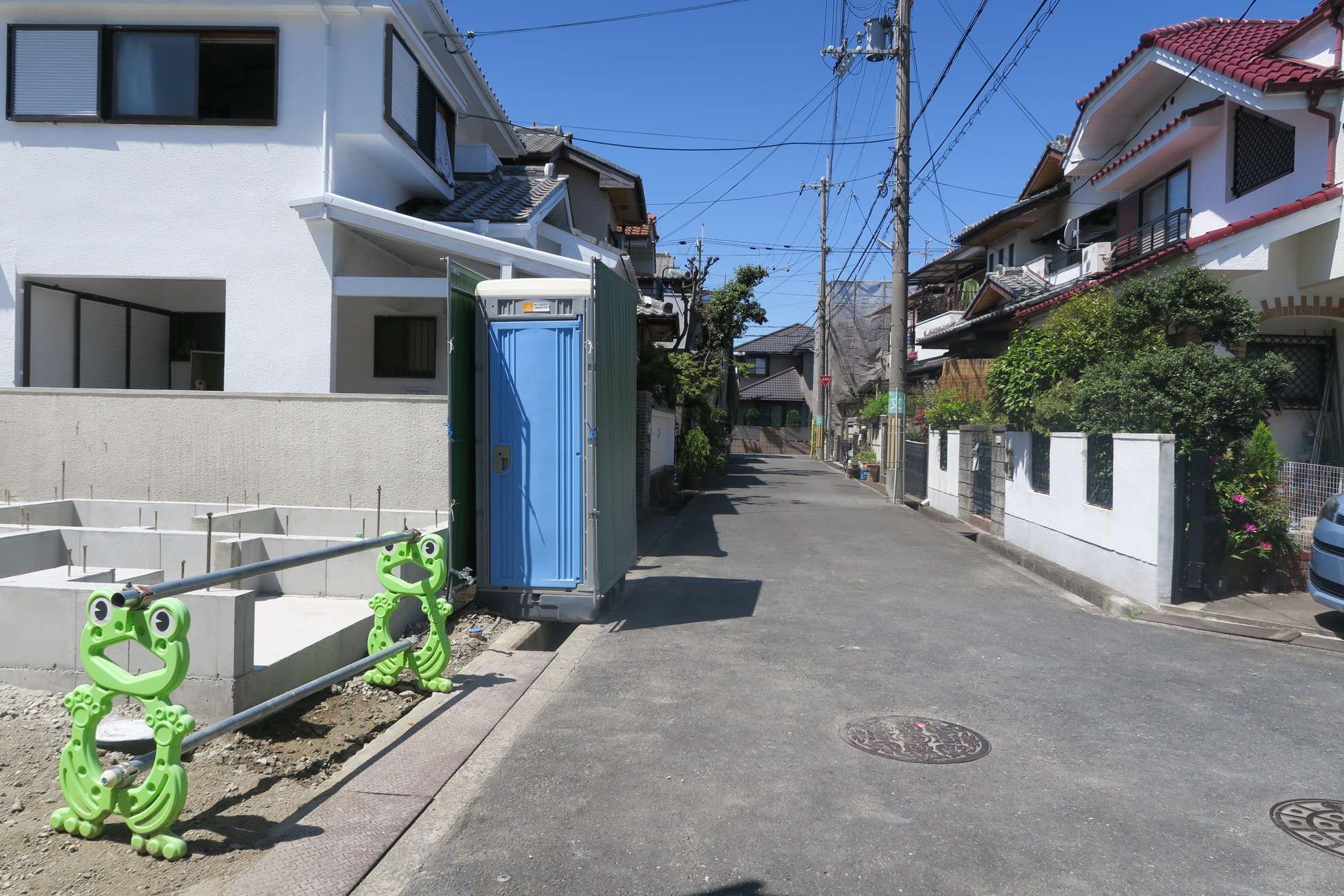 町の北東部を西方向から見た景色。道幅の狭い街路沿いに一戸建てが並んでいます。