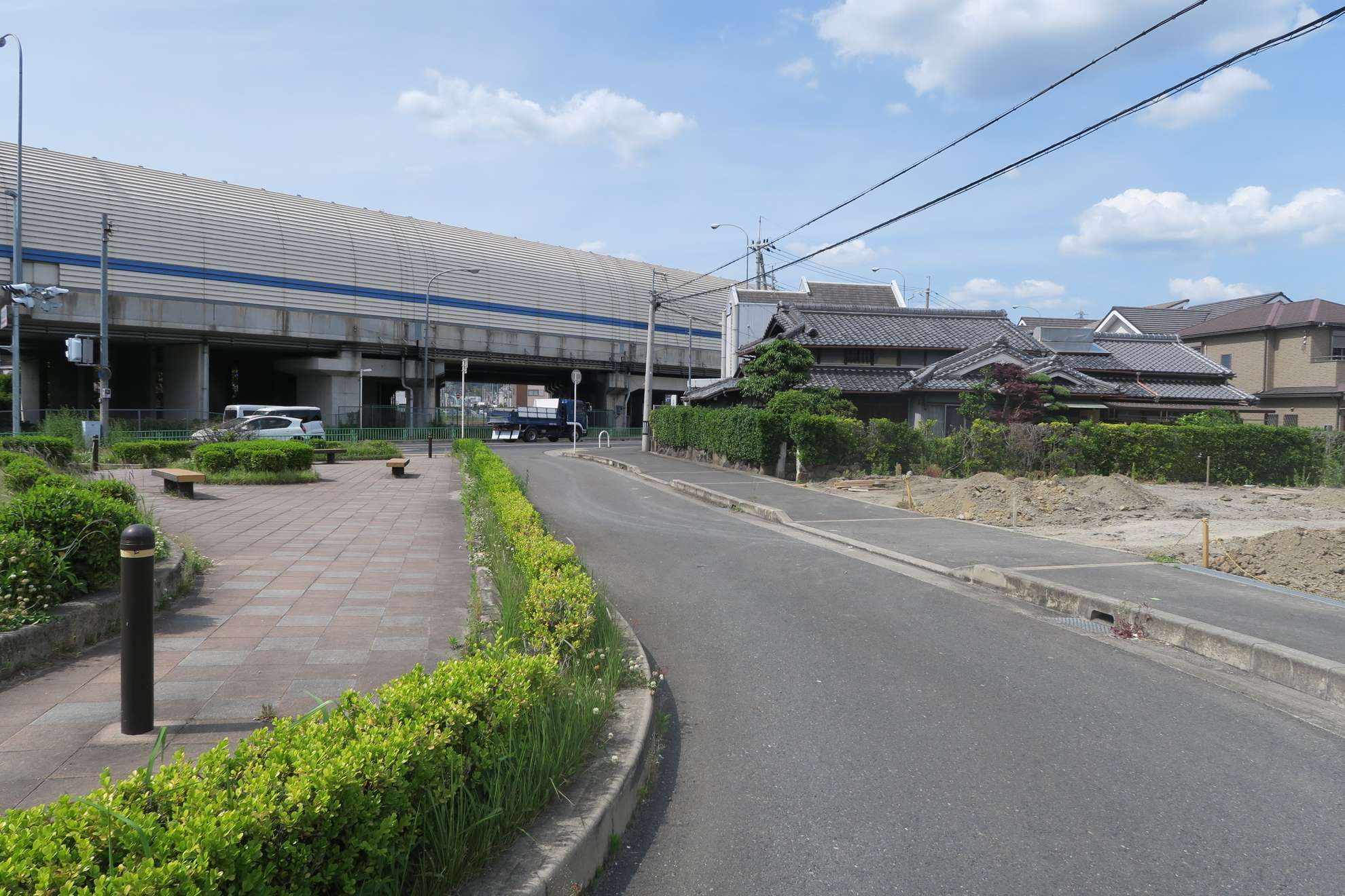 町の北端を名神高速道路が通っています。