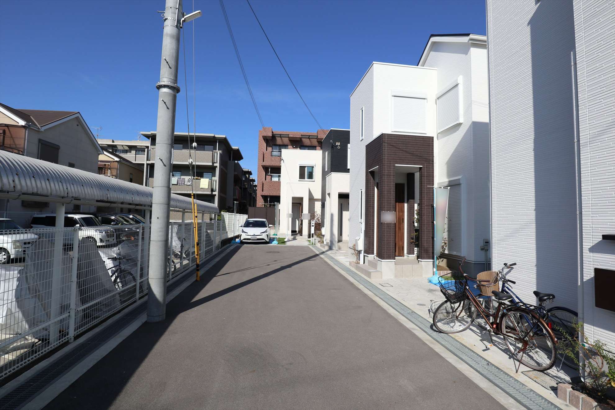 一戸建てやマンションが混在する住宅地です。