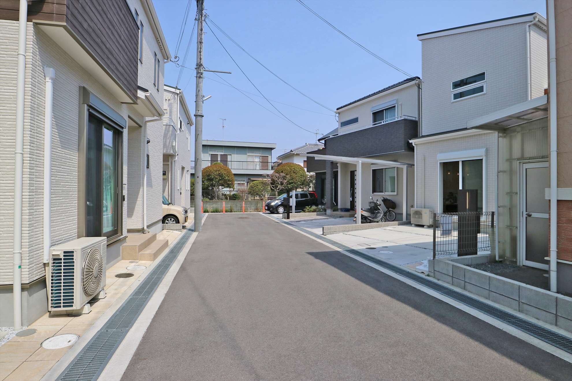 比較的新しい建物が並ぶエリアもあります。