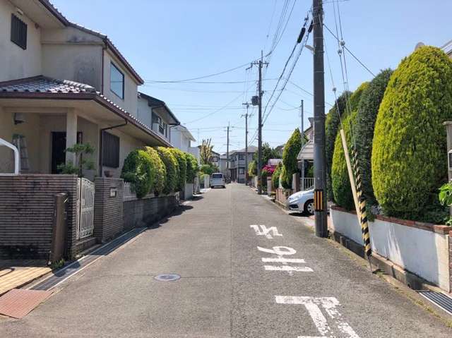 町の中央部を東方向から見た景色。低層住居専用地域に指定され、一戸建てが多く並んでいます。