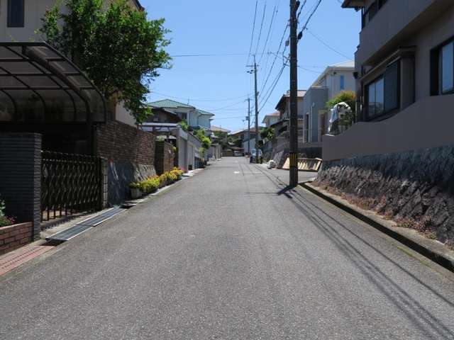 町の北部を北方向から見た景色。高台にあるため、坂道が多く見られます。