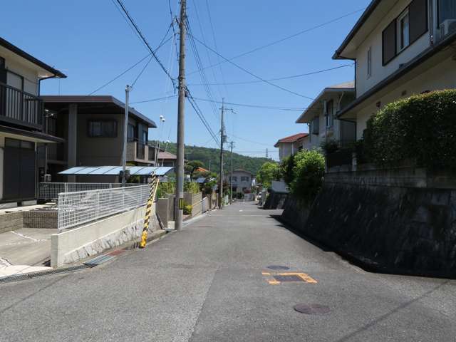 町の北部を西方向から見た景色。住宅地のすぐ近くまで山林が広がっています。