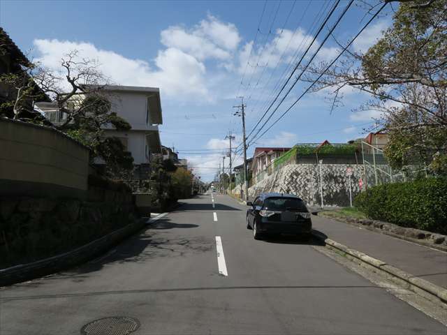 町の北東部を東方向から見た景色。坂道沿いに一戸建てが中心に並んでいます。