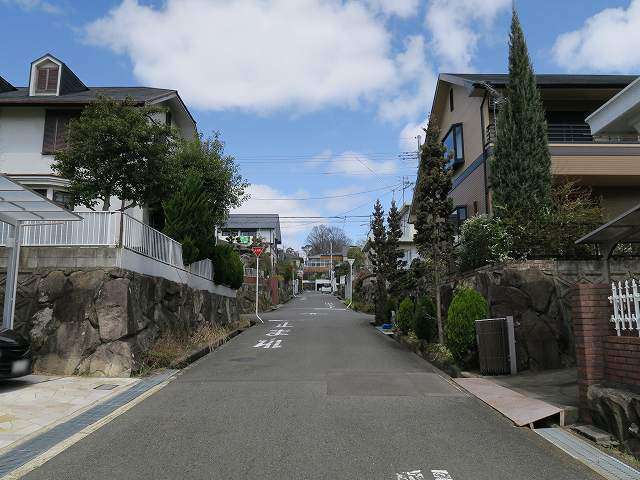 町の東部を南方向から見た景色。高台に位置するため、坂道が多いです。