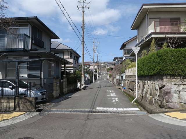 町の南部を南方向から見た景色。区画の整った街路が広がり、遠くの景色がよく見えます。