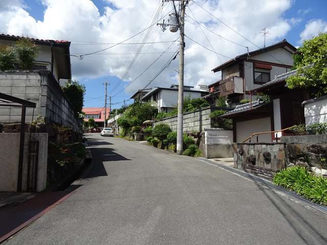 町の東部を東方向から見た景色。高台のニュータウンです。