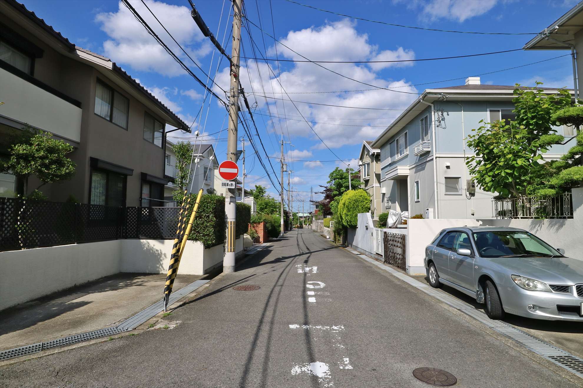 道幅が広くすっきりとした住宅地です。