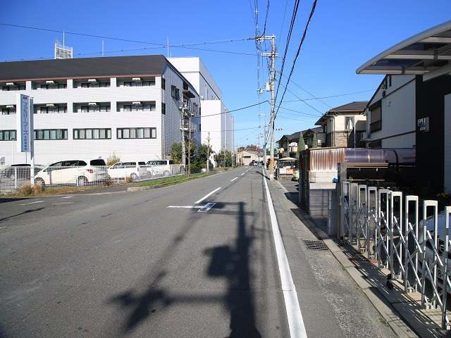 一戸建てや工場、事務所などが混在しています。