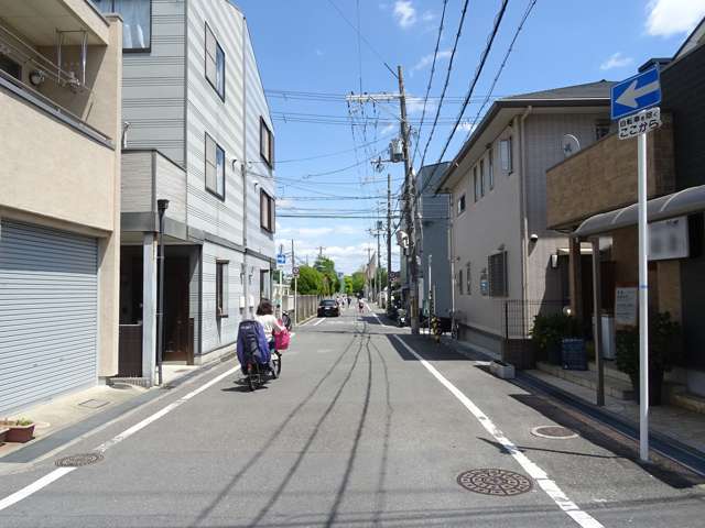 町の南西部を西方向から見た景色。道幅のやや狭い街路沿いに一戸建てが並んでいます。