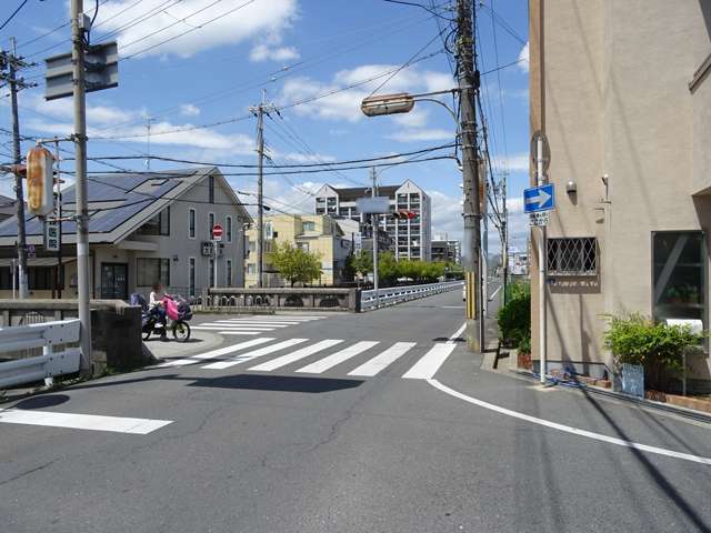 町の西端を水路が流れています。