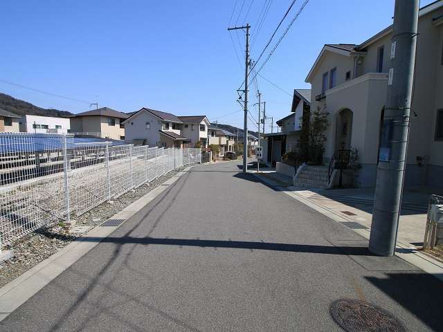 緩やかな斜面地に住宅地が広がっています。