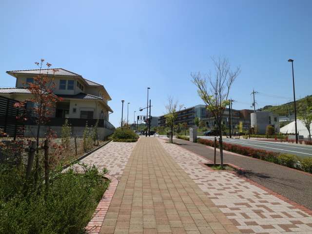 町の北端を通る主要道路は広い歩道が整備されています。