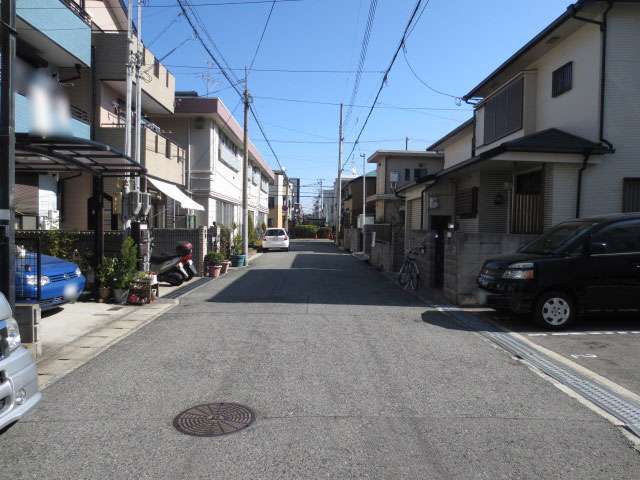 生垣のある家はほとんどなく、一部道幅が狭く、一方通行の道が多いですが、区画はほぼ整っています。