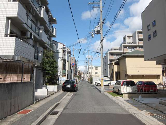 町の中心付近は一戸建てやマンションなどが中心に立ち並んでいます。