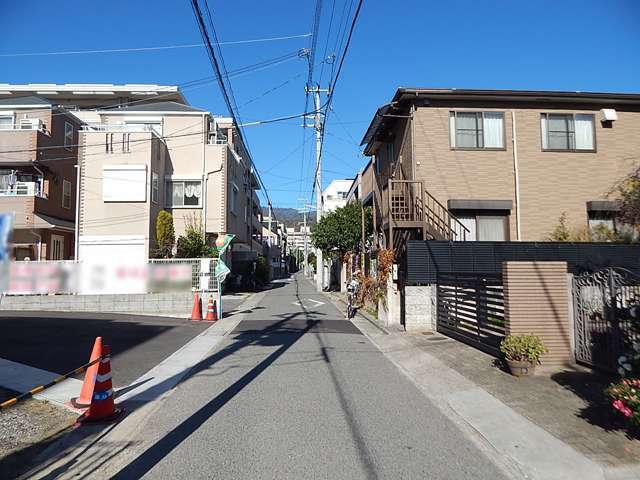 道幅は狭く一方通行の道が多いですが、すっきりした印象の街並み。