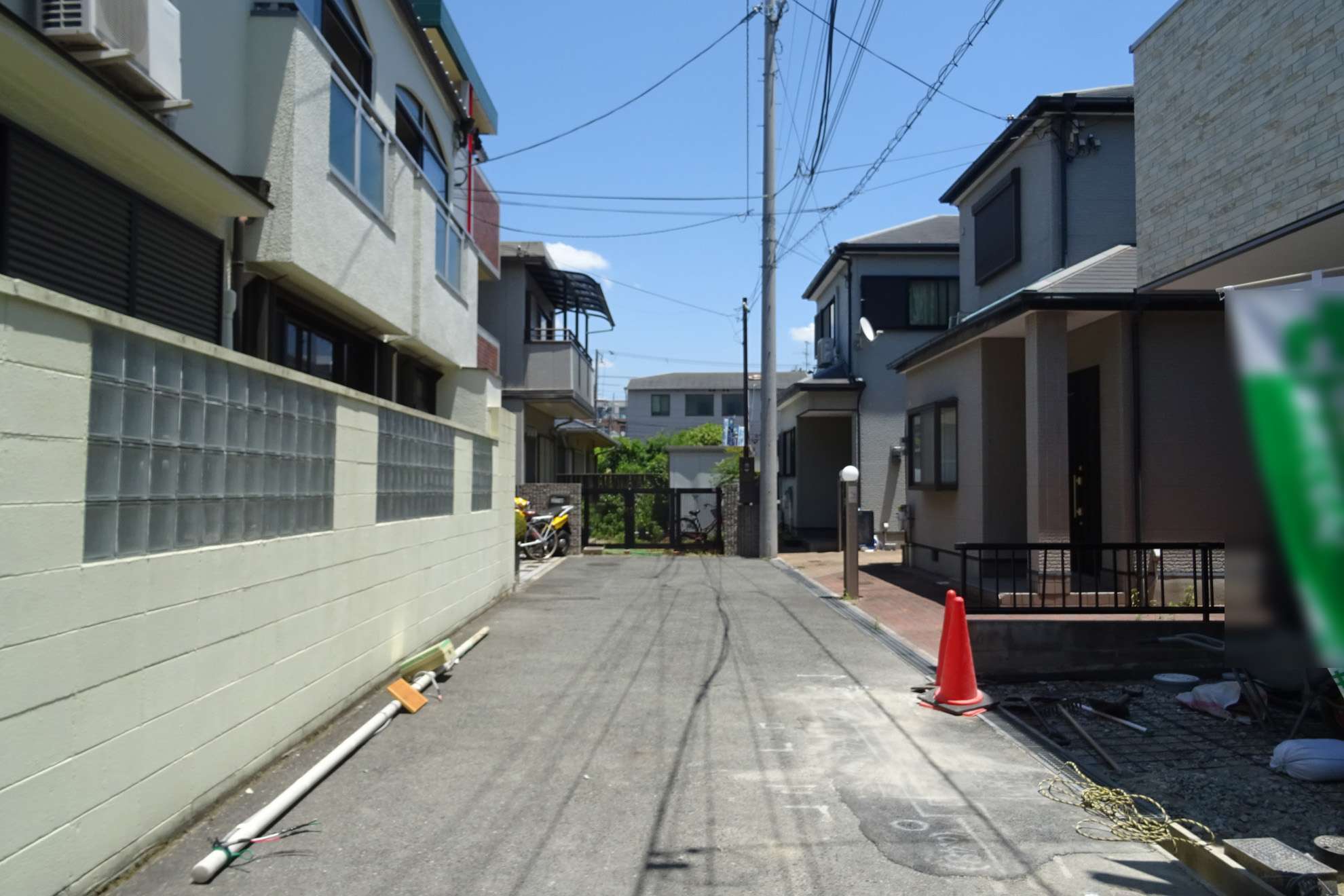 生垣のある家はそれほど多くなく、町内の緑はやや少なめですが、区画が整ったすっきりとした街並みです。