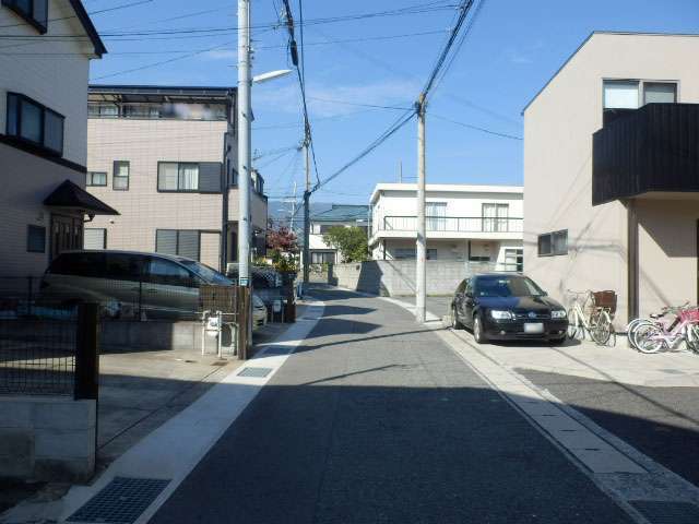 一戸建てが中心に立ち並んでいます。