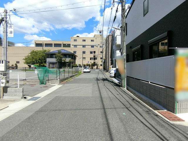 地勢は平坦。幹線道路から中に一本入ると静かな住環境です。