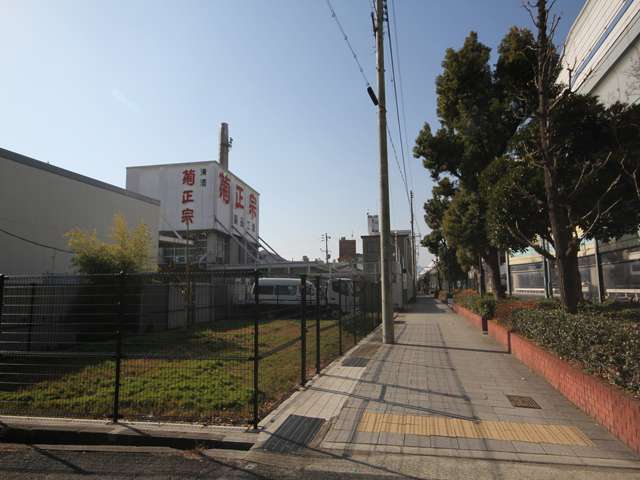 国道43号線より南側(海側)のエリアには、日本酒の工場が多く立ち並んでいます。