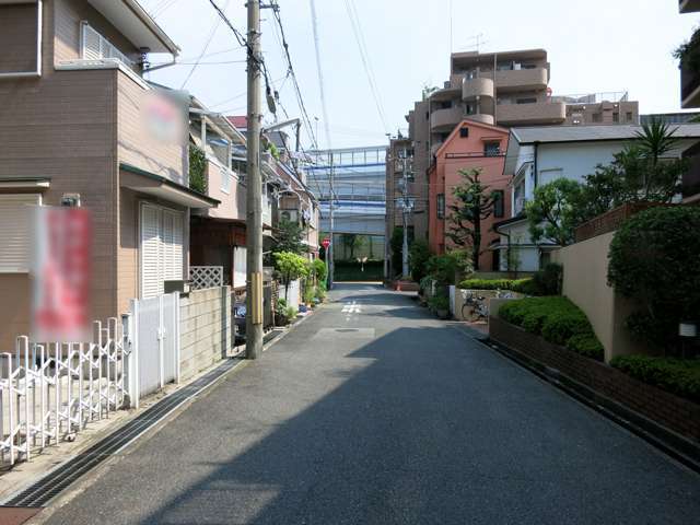 町の南側を国道43号線が走り、阪神高速3号神戸線の出入り口にも近いため、車の移動に便利。