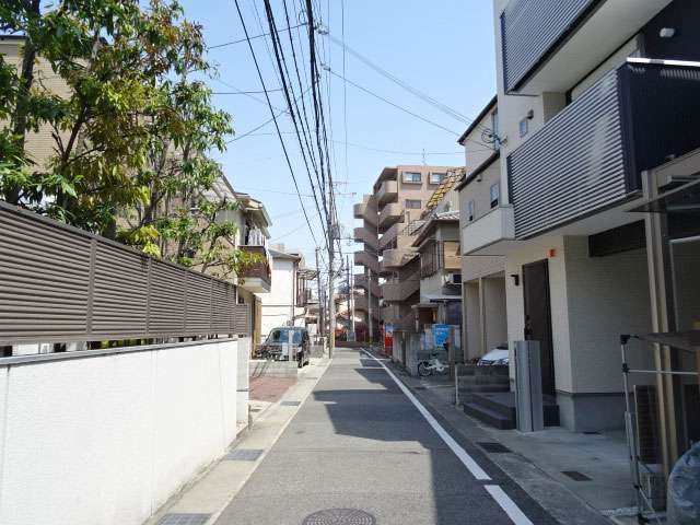 一戸建てやマンションの他、店舗や事務所などが混在しています。