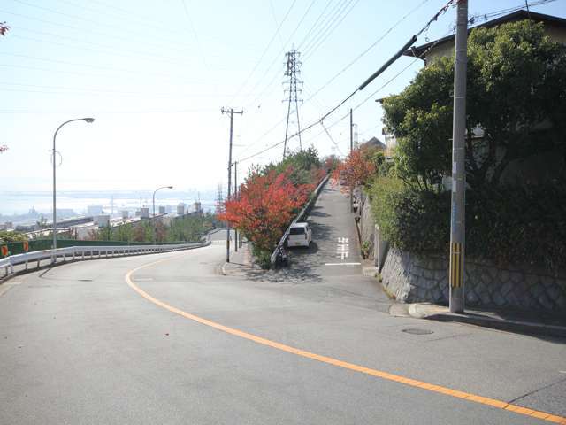 渦森台3丁目のバス通り。海を見下ろす眺望が取れる気持ちのよい立地です。