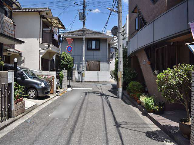 一戸建てやマンションなどの住居が多く立ち並んでいます。