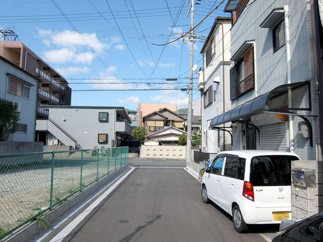 町のほとんどが、第1種住居地域に指定されており、一戸建てやマンションの他、店舗や事務所などが混在しています。