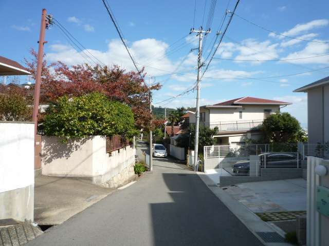 駅からの道のりは勾配の急な坂道が続くため、自転車での移動は不向きですが、生垣のある家が多く、緑豊かな住環境が魅力。