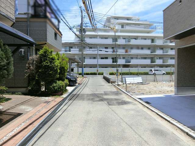 町の全域が第1種住居地域に指定されており、一戸建てやマンションの他、店舗や事務所なが混在する街並み。